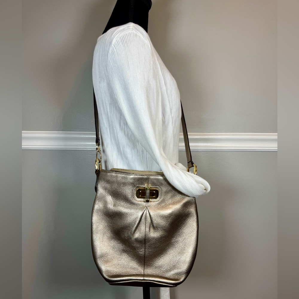 B. Makowsky Metallic Gold Leather Crossbody/Shoulder Bucket Turlock Bag in Gold - Picture 2 of 16
